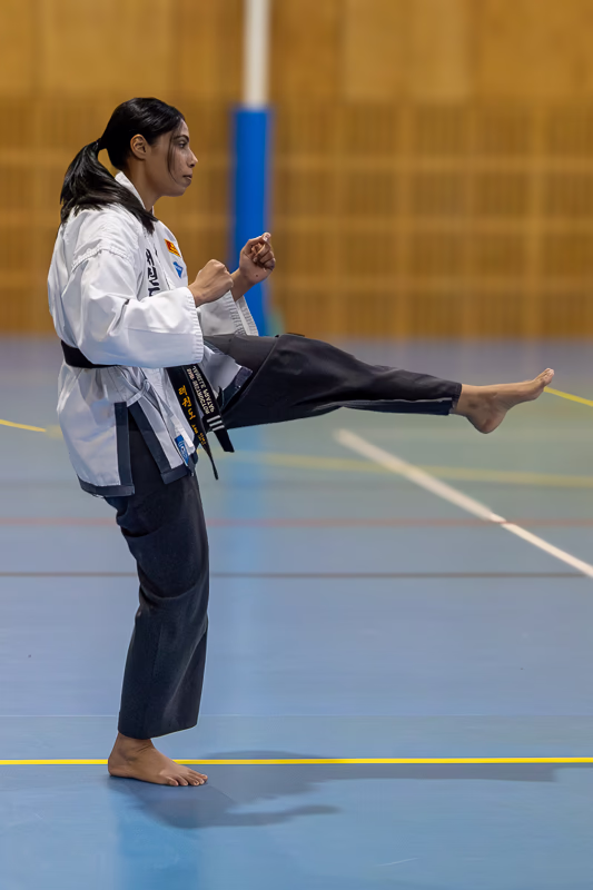 Janelle left leg kick horizontal 800